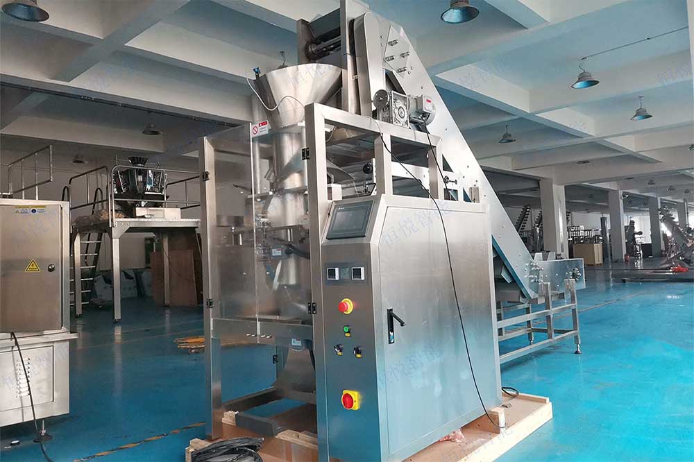 熱干面包裝機(jī)集成碗式上料機(jī)與全自動立式包裝機(jī)或給袋式包裝機(jī)相結(jié)合的方式實(shí)現(xiàn)自動上料