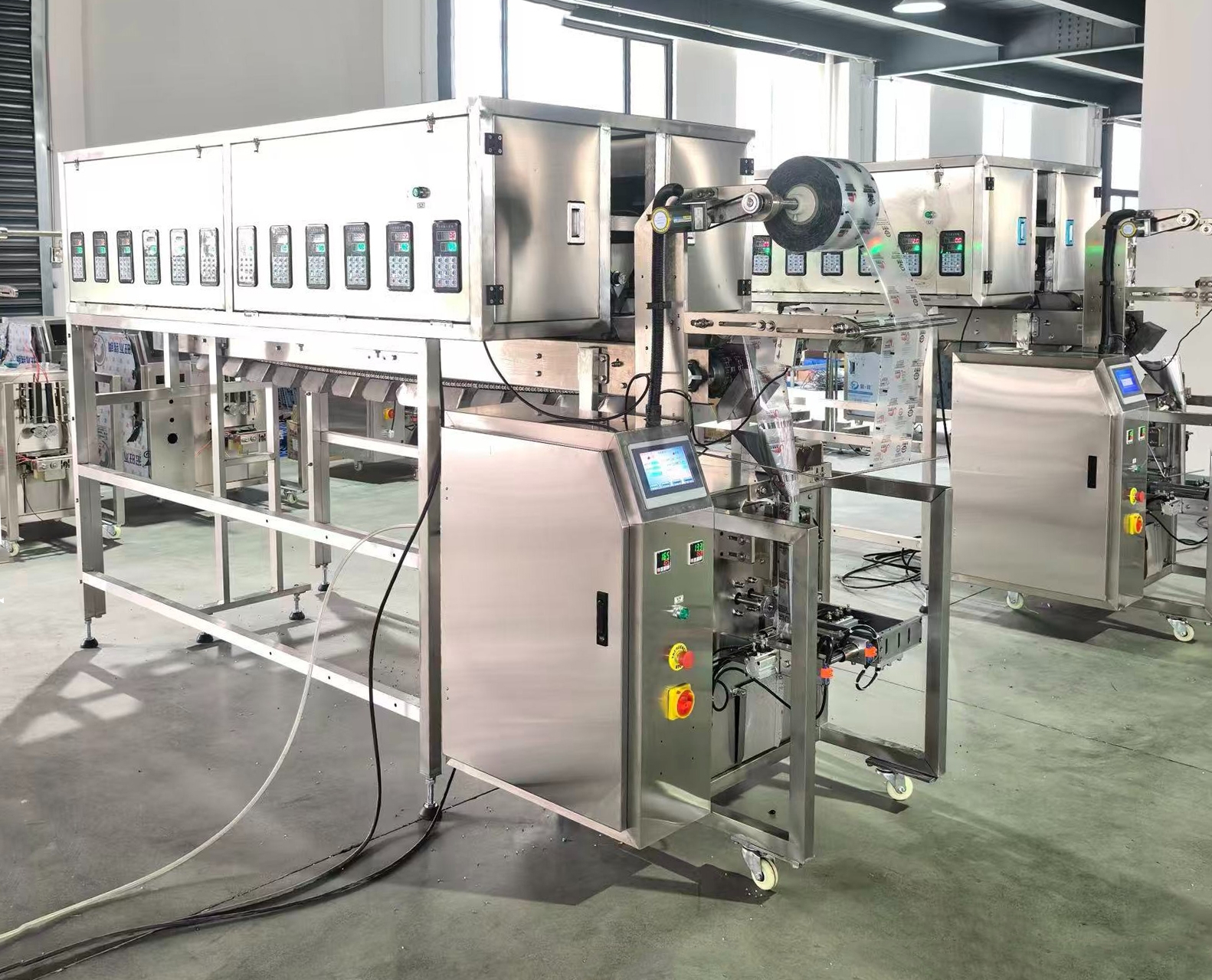小立式自動稱重包裝機.jpg 小立式自動稱重包裝機.jpg