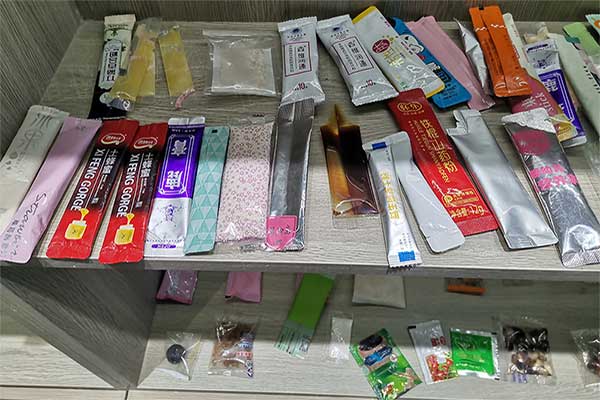 全自動小型包裝機(jī)能夠滿足顆粒、條塊、片狀、球狀、粉料、液體、膏體產(chǎn)品的自動定量包裝